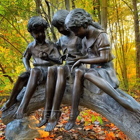 Дети формируют руками бронзовую статую «Имка».