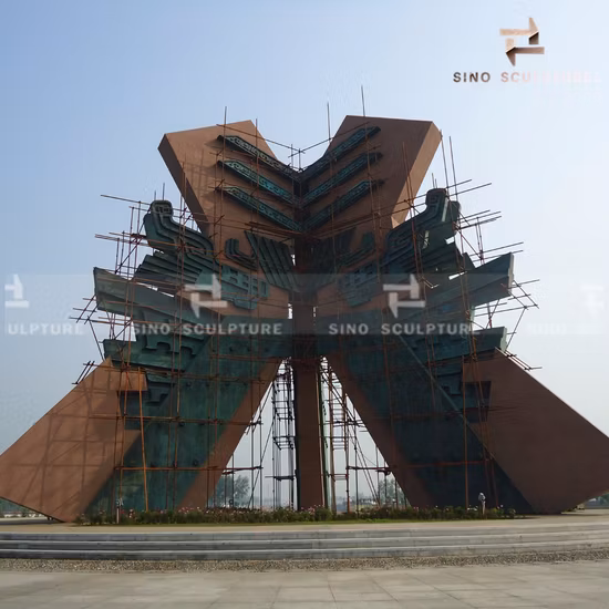Гигантская уличная медная скульптура с патиной на поверхности