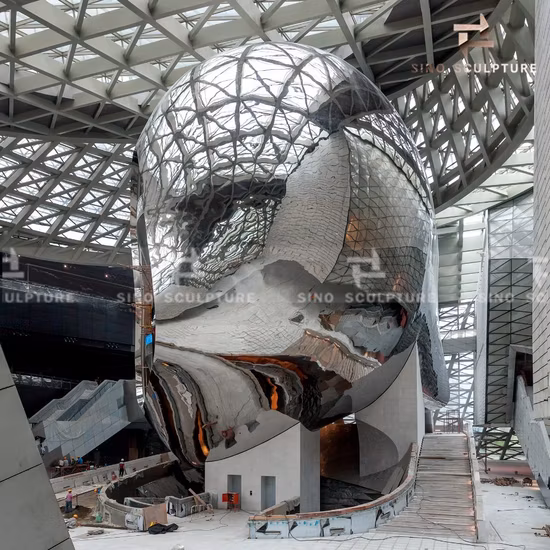 Скульптура в форме облака из полированной нержавеющей стали по проекту Coop Himmelblau.