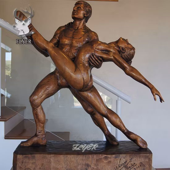 Большая современная бронзовая скульптура как достопримечательность